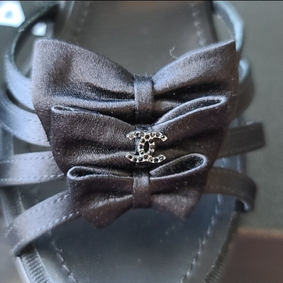 CHANEL BOW SATIN CC LOGO HEEL - Picture 8 of 9